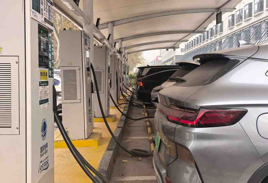 Retromarcia sull’auto elettrica. La revisione del bando al 2035 mostra il fallimento di un approccio dirigista