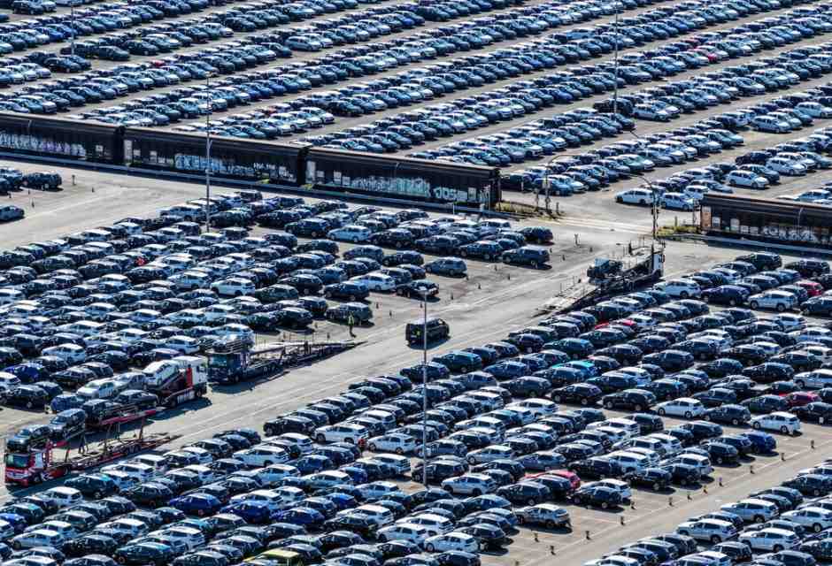 Bruxelles rivede lo stop ai motori termici dal 2035. Tutte le novità del pacchetto Ue sull'automotive