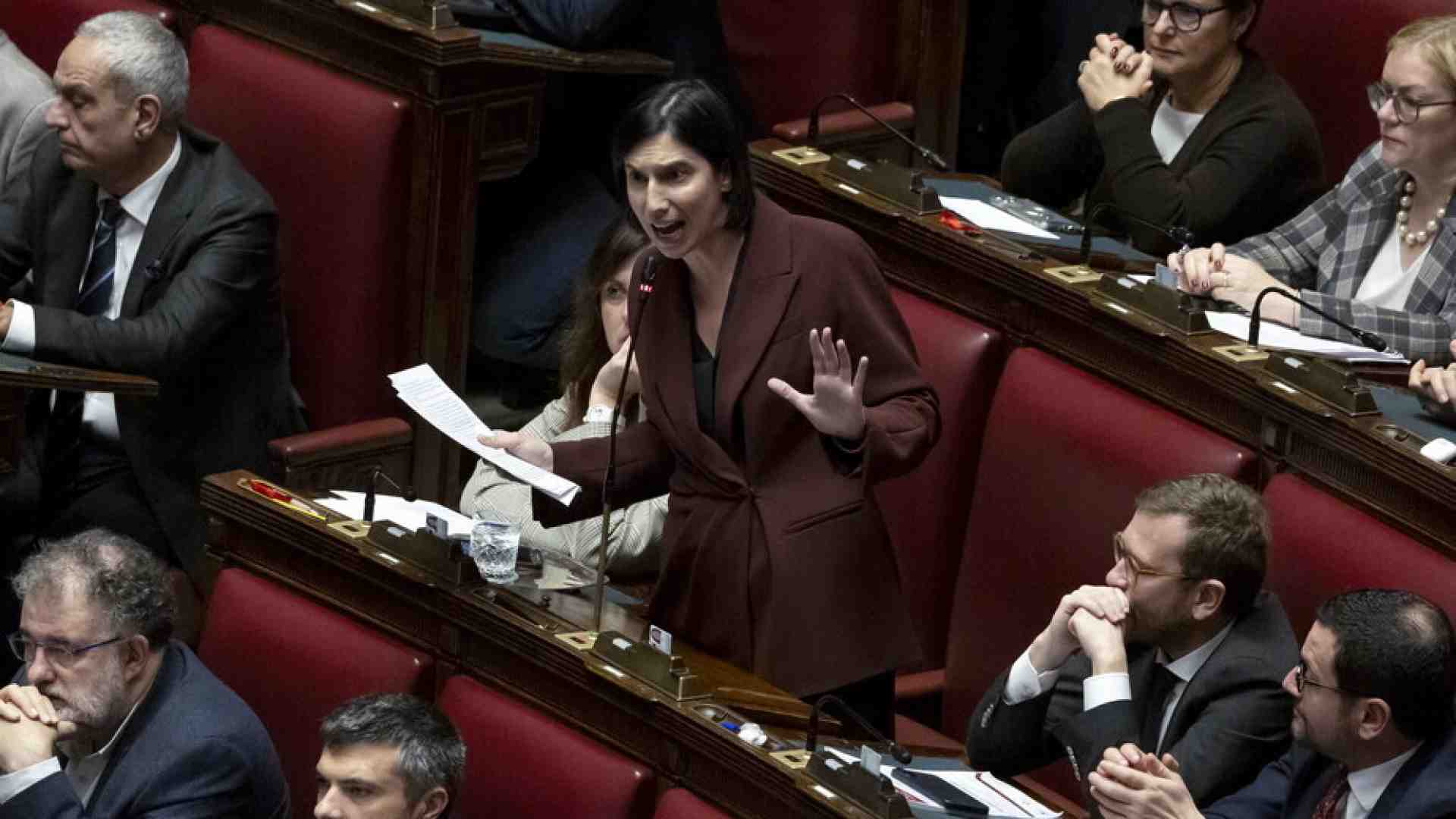 "Siete degli ipocriti". "Salvini è diventato il portavoce di Mosca?". Conte e Schlein in aula contro Meloni