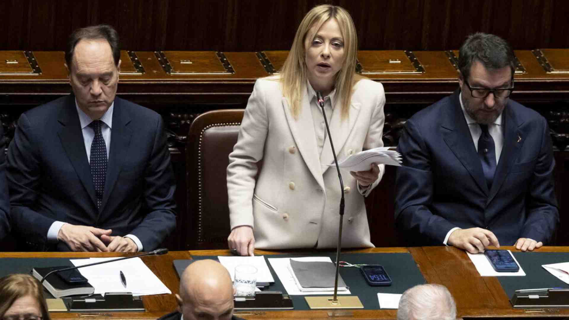 Così Meloni riempie di schiaffi Salvini sulla difesa di Kyiv e sulla guerra che la Russia non sta vincendo