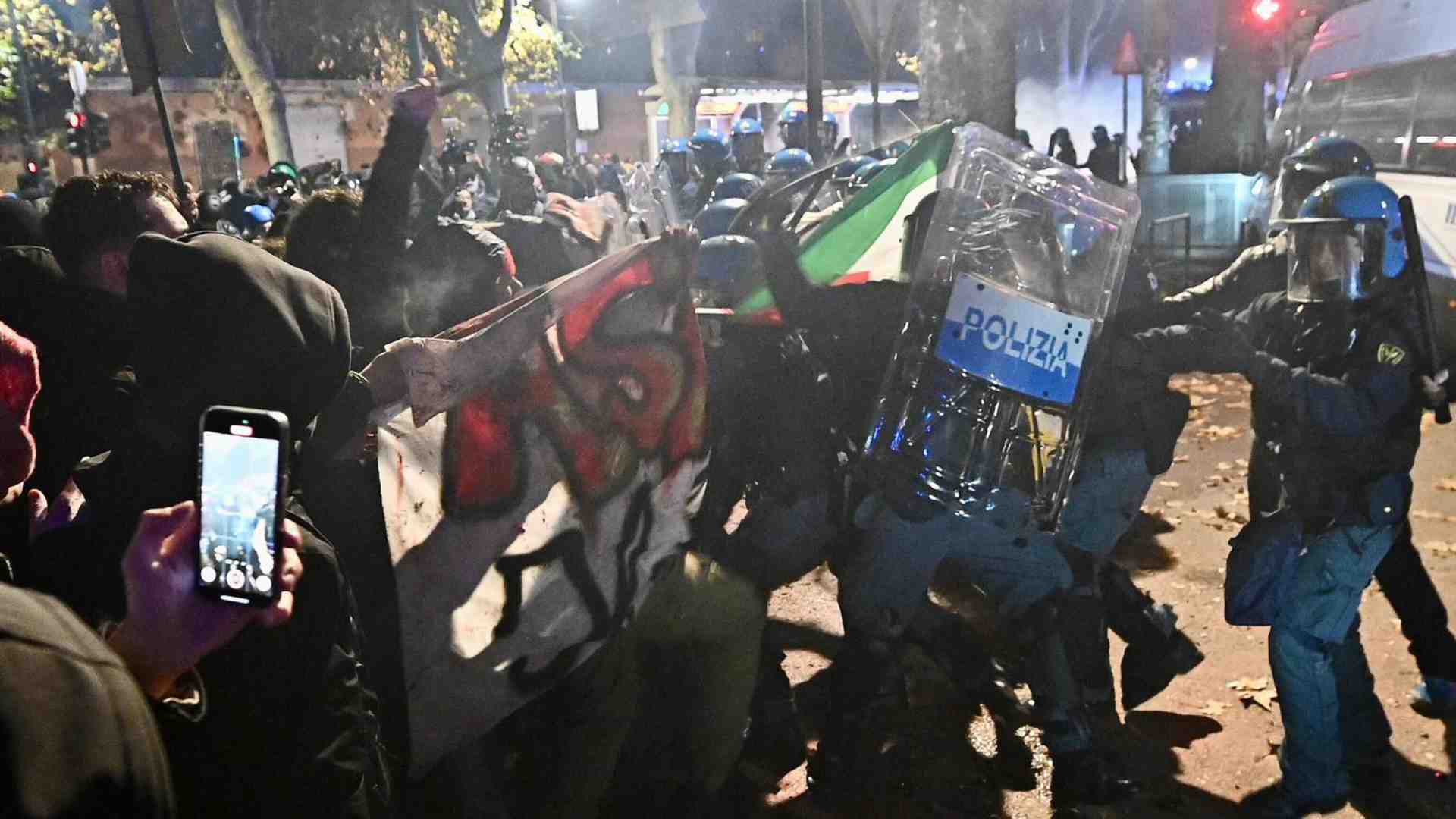 Askatasuna sgomberato a Torino. I militanti hanno provato a rientrare: sgomberati dalla polizia