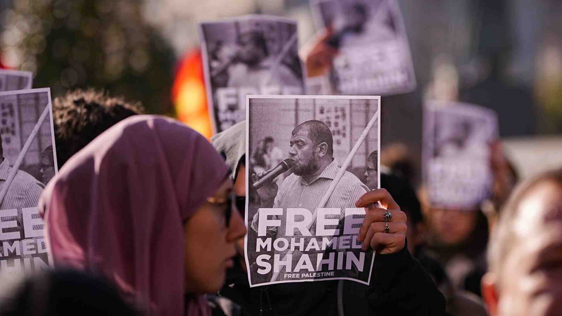 La strana idea della Cei su chi siano "gli uomini di pace"