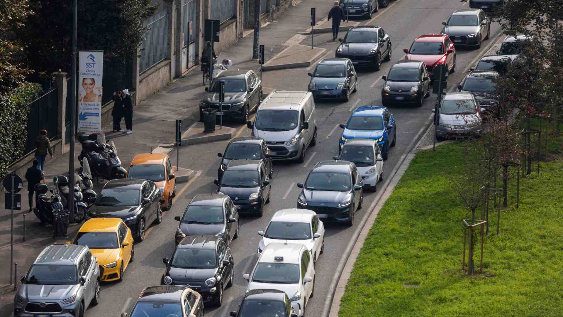 Il 2035 a scoppio ritardato. Un contentino ai motori termici che cambia poco le cose