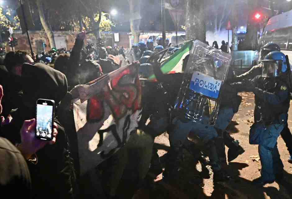 Askatasuna sgomberato a Torino. I militanti hanno provato a rientrare: sgomberati dalla polizia