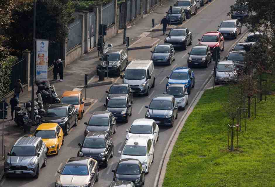 Il 2035 a scoppio ritardato. Un contentino ai motori termici che cambia poco le cose