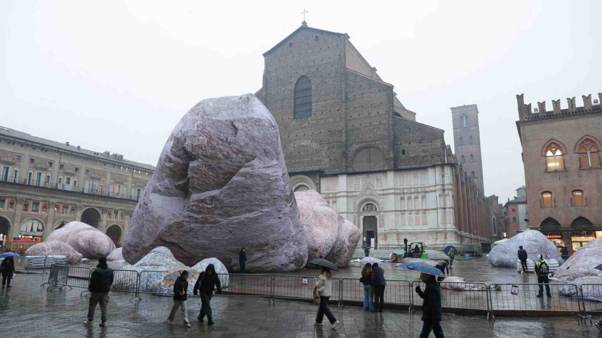 Credere più nei megaliti che nei presepi. Come si è ridotto il clero bolognese
