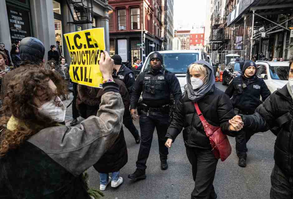 La resistenza dei fischietti, che avvisano in caso di retate dell’Ice