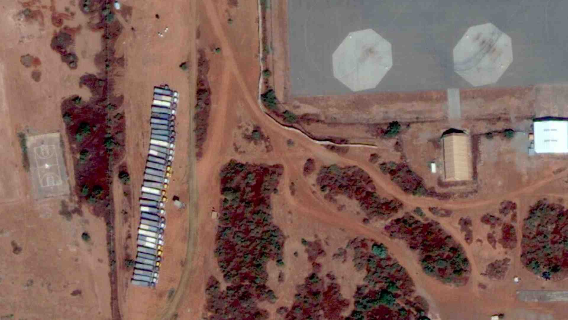  La colonna di camion carico di uranio parcheggiata alla Base 101 di Niamey (Casus Belli)