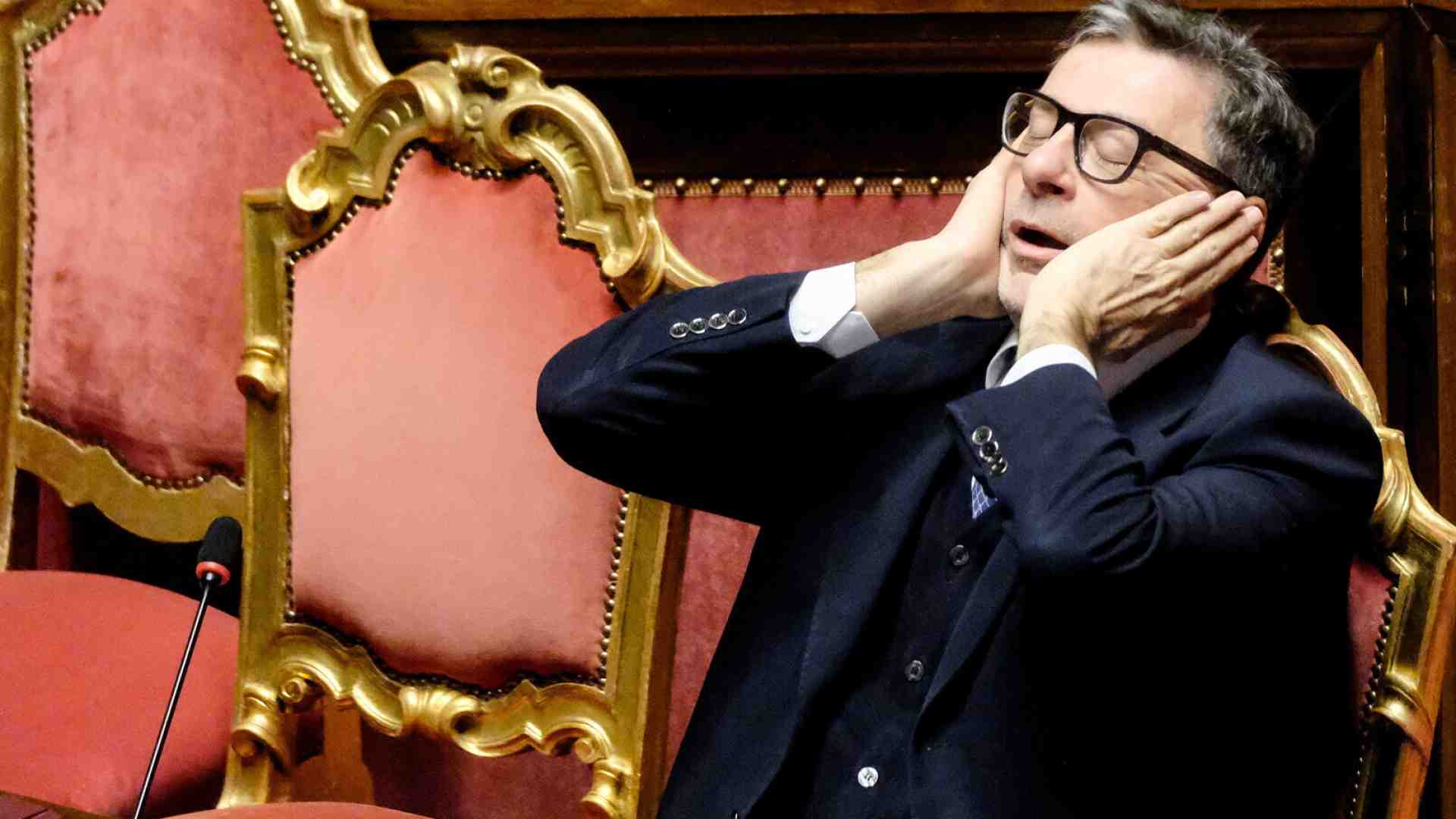 Manovra con scossone. Romeo: "FdI non rompa i c...". Giorgetti, assediato da Salvini, blinda i vertici del Mef