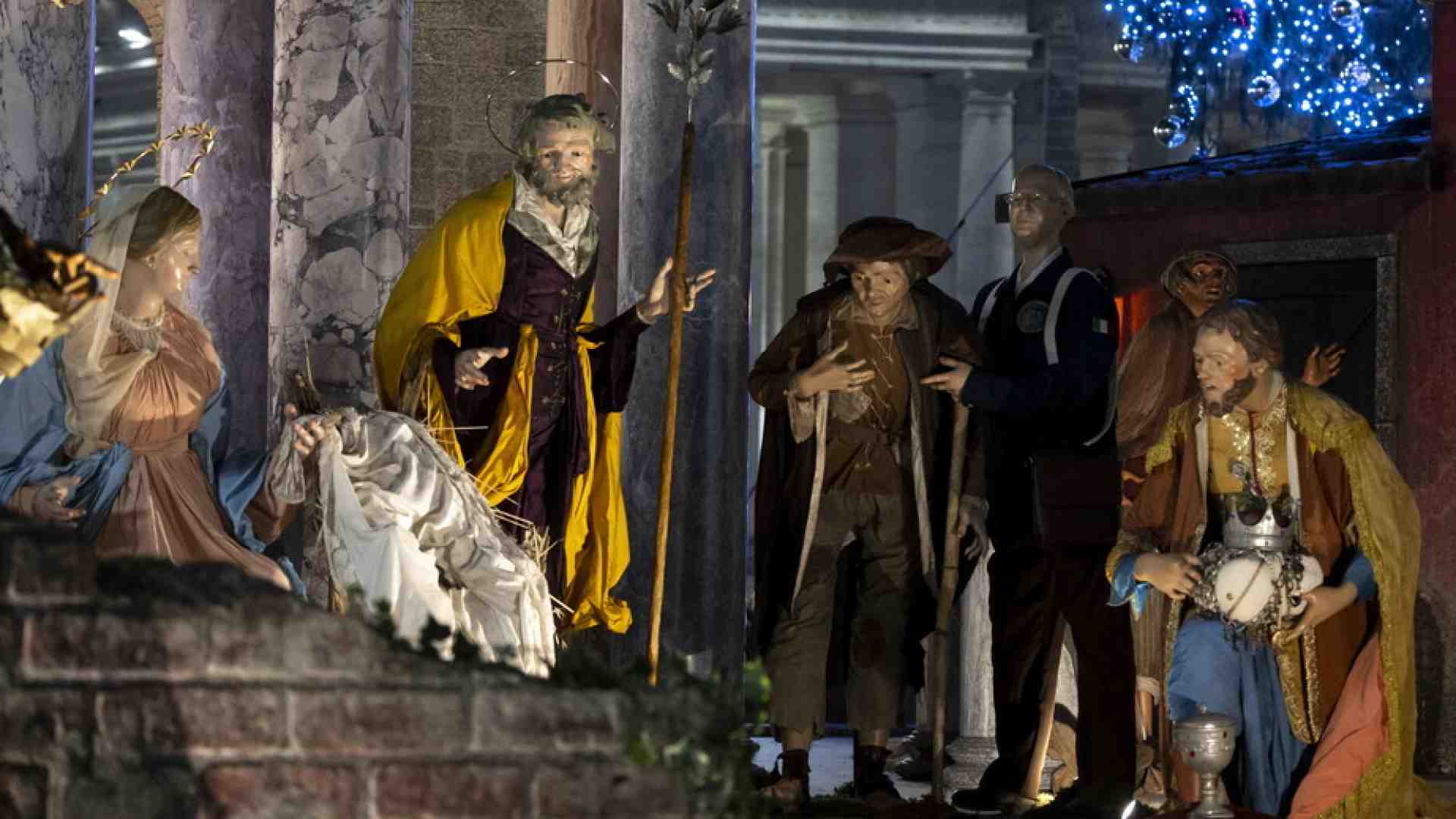 Ormai nel presepe ci mettiamo di tutto, tranne Gesù bambino