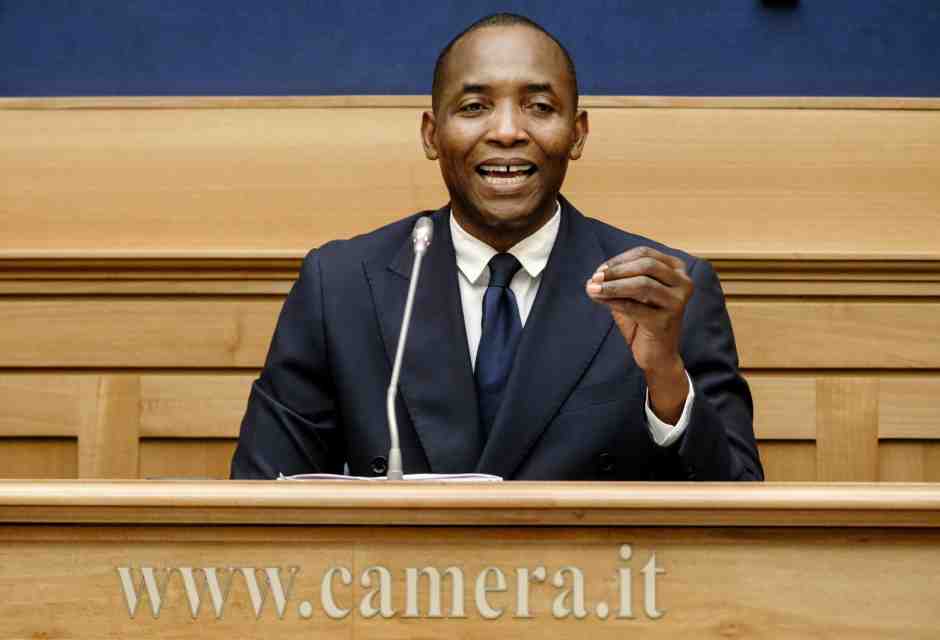 Soumahoro verso destra: "Sono pronto a candidarmi con le forze del tricolore. Adesso sono in partenza per l'Africa occidentale"