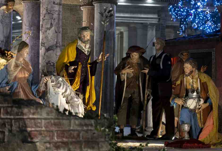 Ormai nel presepe ci mettiamo di tutto, tranne Gesù bambino