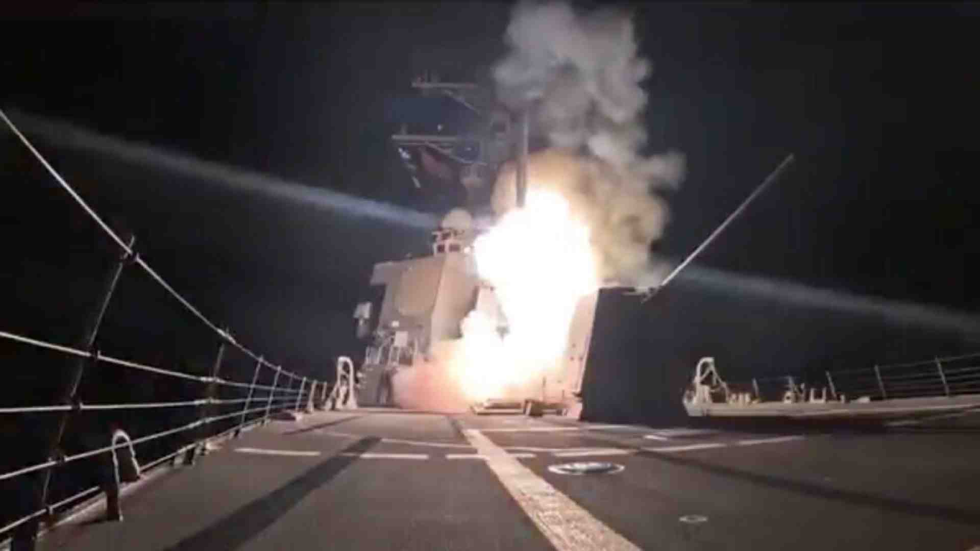  Un momento dell'attacco americano in Nigeria con il lancio di un missile Tomahawk 