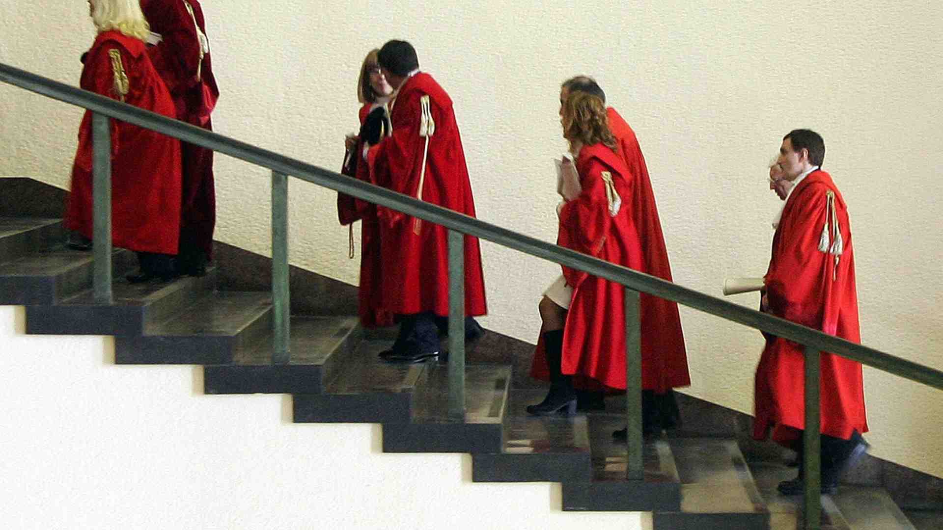 Sull’attenti davanti alla sacralità della giustizia