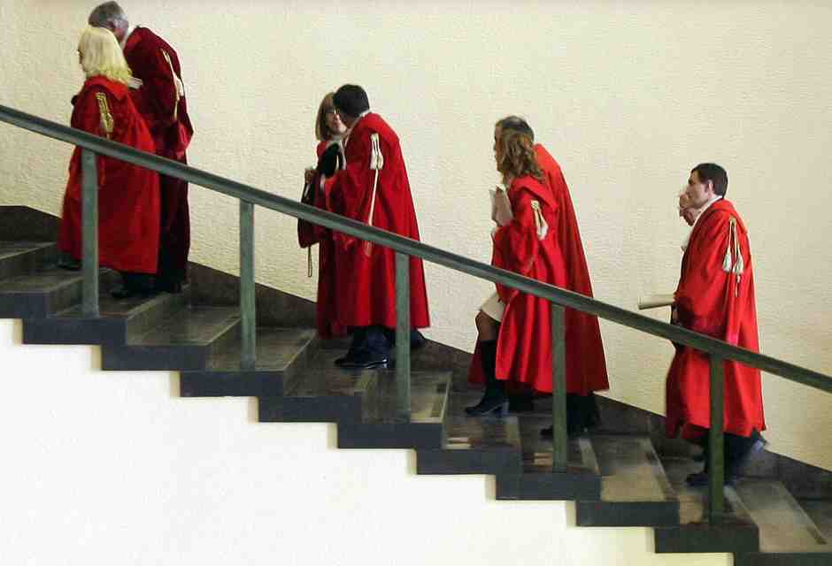 Sull’attenti davanti alla sacralità della giustizia