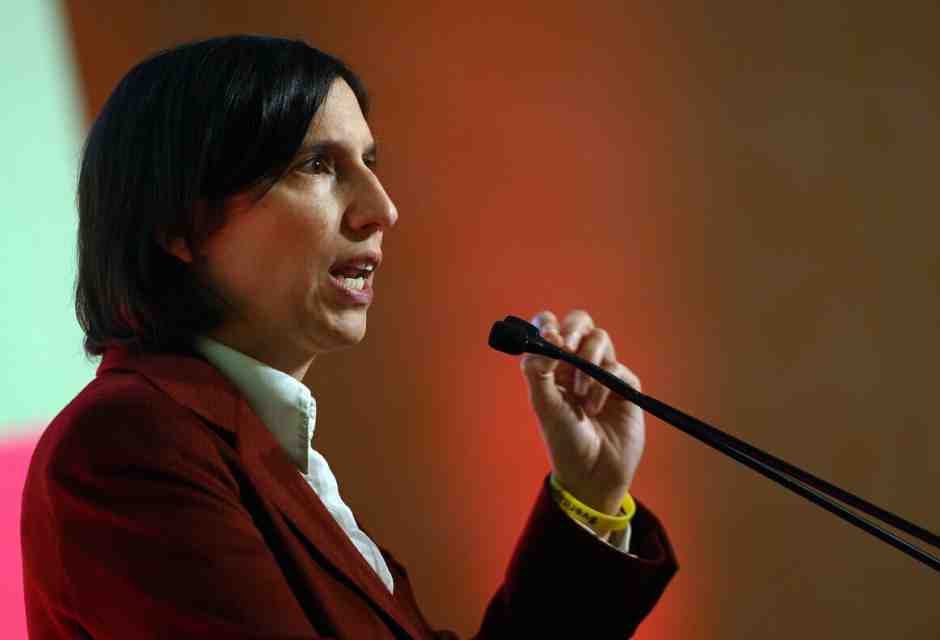 Gli auguri di Elly alla Antonioni: alienazione a Lugano. Niente visi, un solo piatto (il suo)