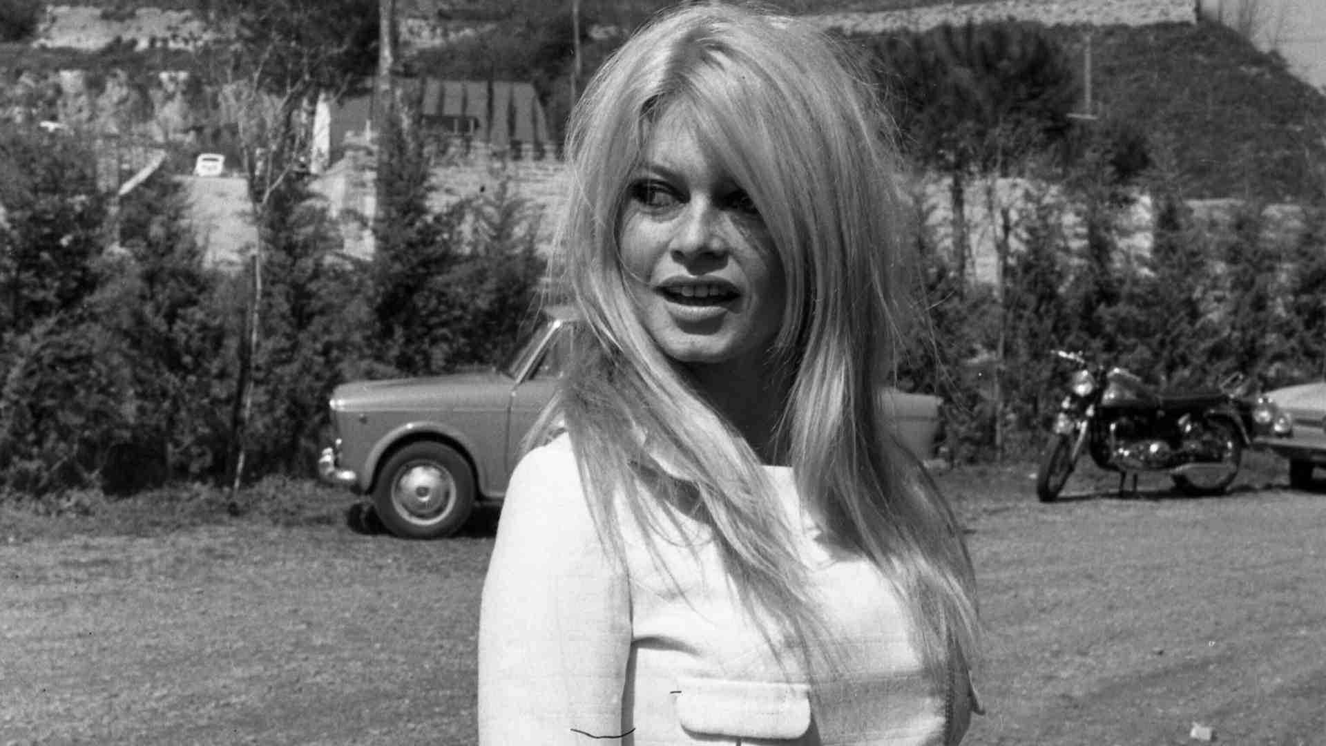 Broncio eterno, capelli spettinati, camicie annodate sotto il seno. E il cinema creò Brigitte Bardot