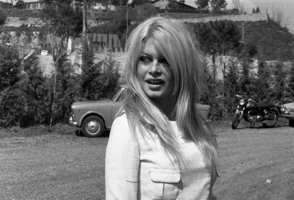 Broncio eterno, capelli spettinati, camicie annodate sotto il seno. E il cinema creò Brigitte Bardot