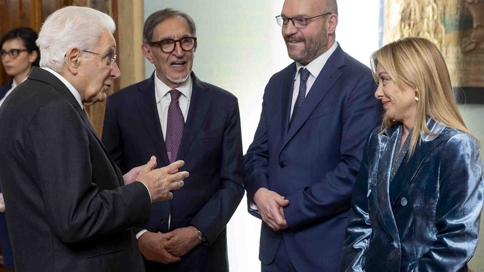 Meloni ascolta Mattarella e frena sulla data del referendum. I contatti Mantovano-Conte-Schlein. Decreto Kyiv approvato