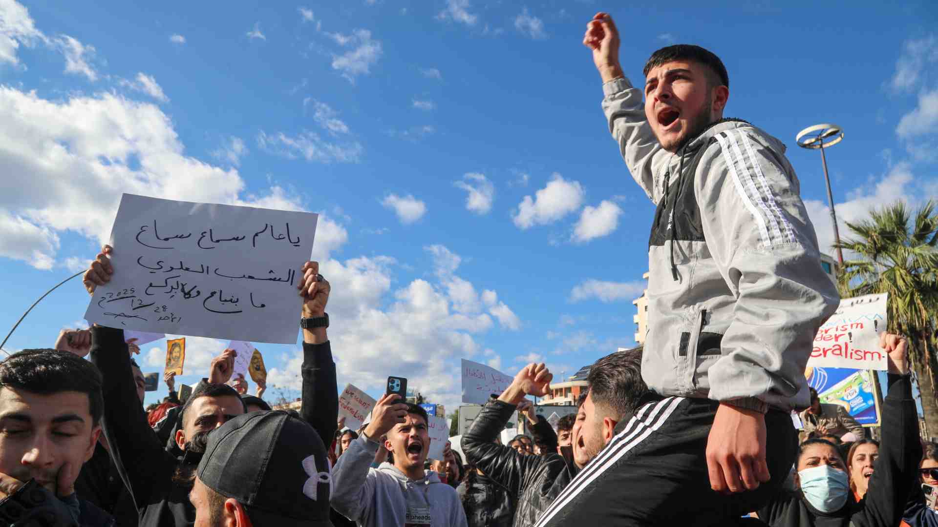 Dai festeggiamenti alla violenza. Le proteste nell’ex roccaforte di Assad