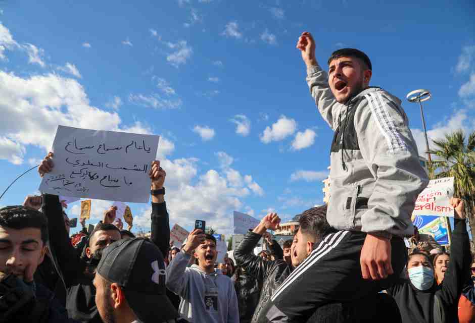 Dai festeggiamenti alla violenza. Le proteste nell’ex roccaforte di Assad