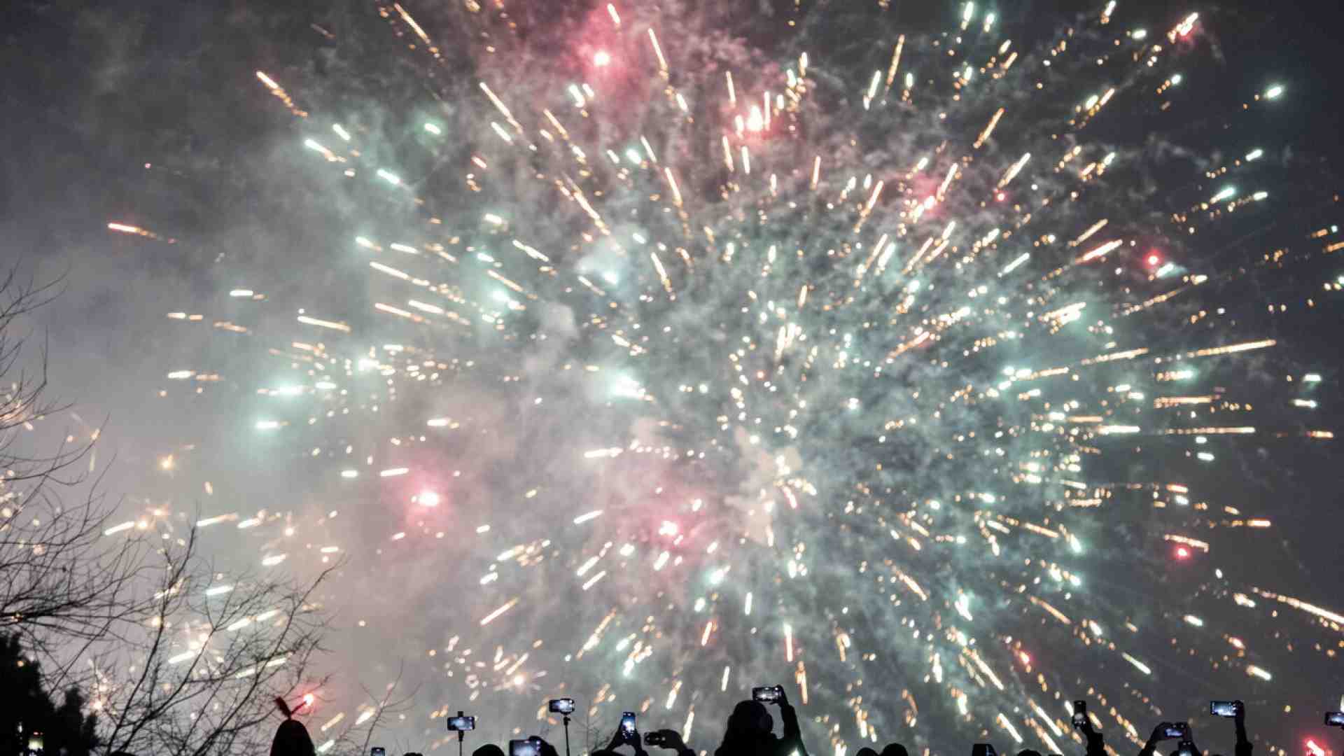 L’ultimo giorno dell’anno, un rito esistenziale in cui lasciar andare e accogliere il futuro che ci attende