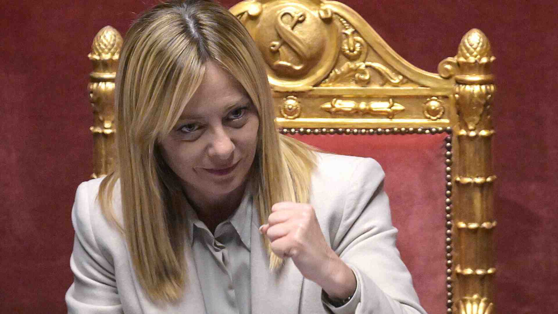 Meloni sprint dopo manovra. Legge elettorale subito. La "pace" di Mattarella e le armi (a marzo) di Salvini