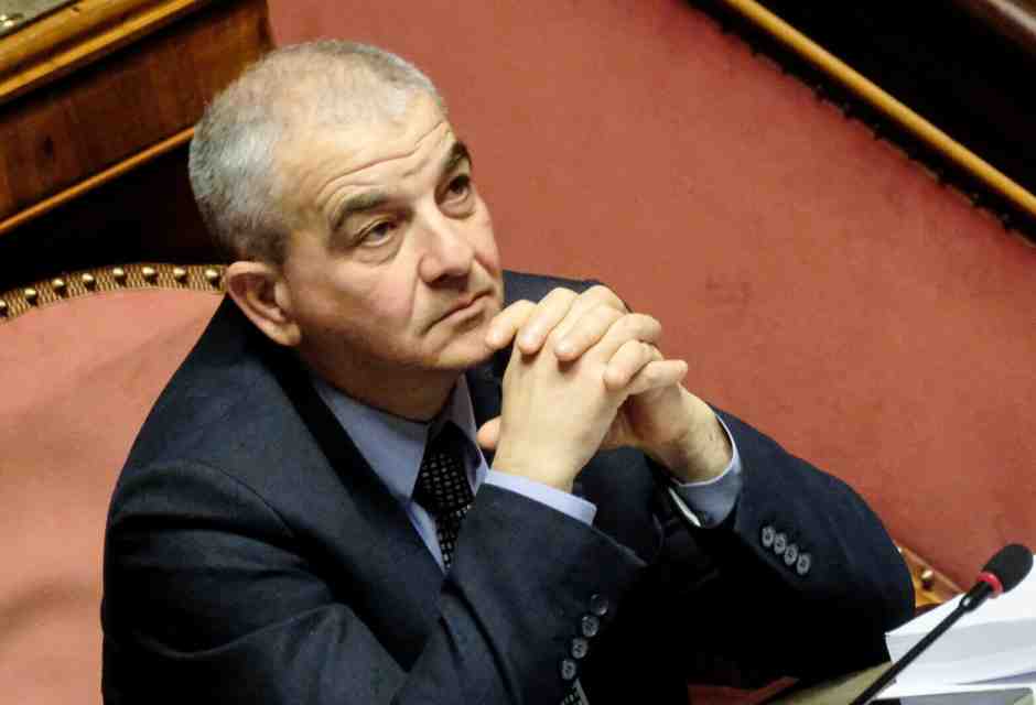 Fazzolari: "Un grande Mattarella, ci unifica. Insieme a lui per Kyiv". Tajani vola a Crans-Montana