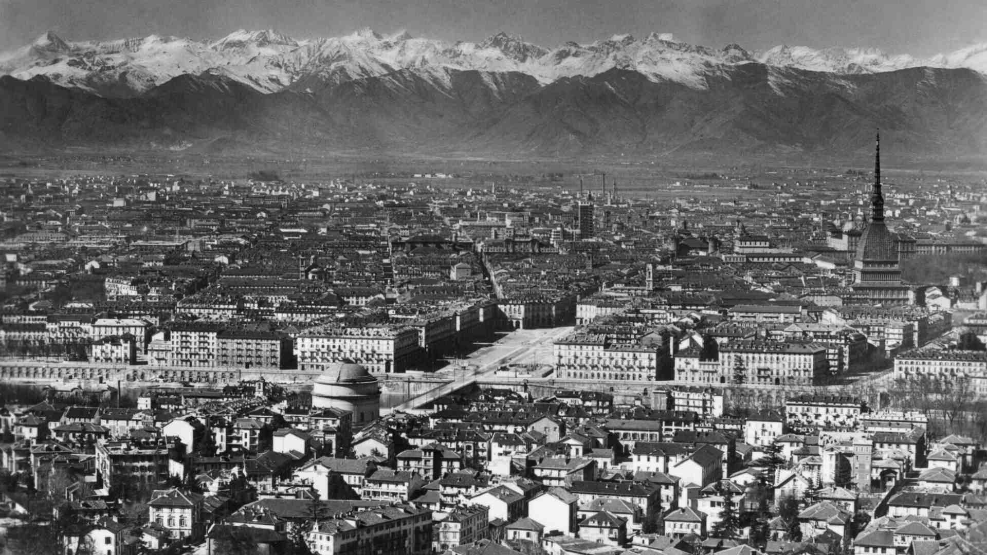 "La donna della domenica" e il ritratto di Torino in un interno