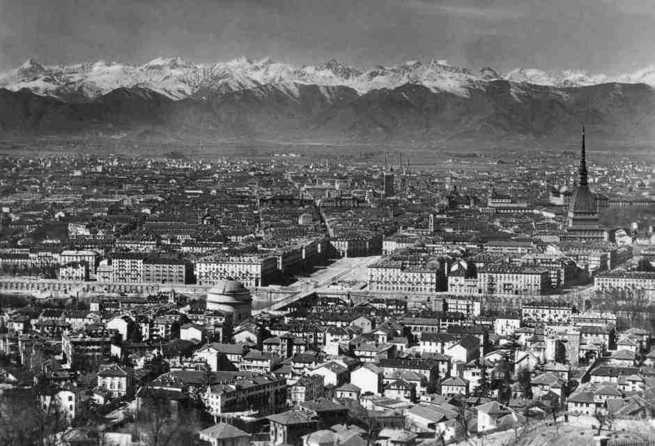 "La donna della domenica" e il ritratto di Torino in un interno