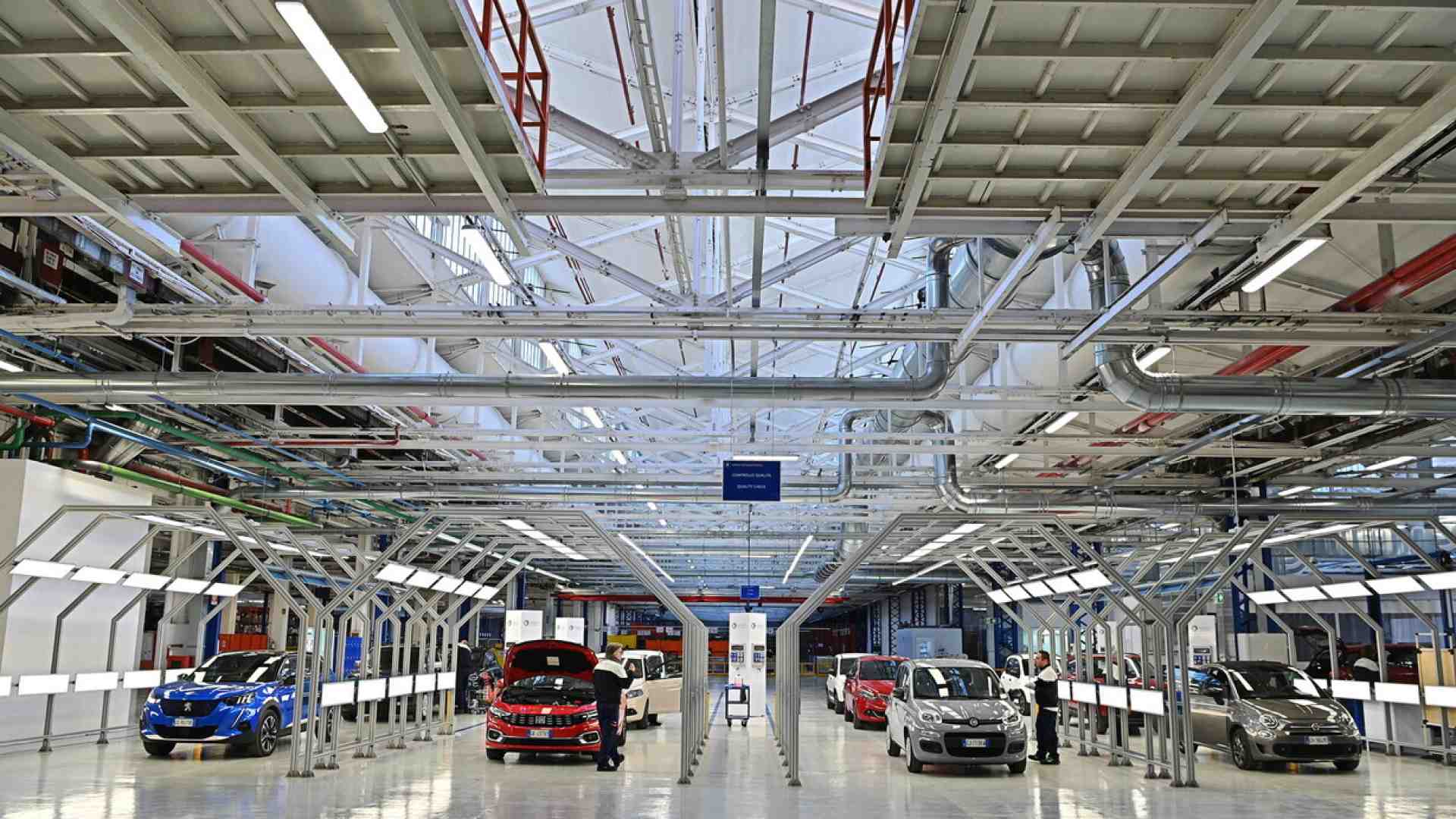 Il lungo futuro dell’auto che si trasforma ma resiste