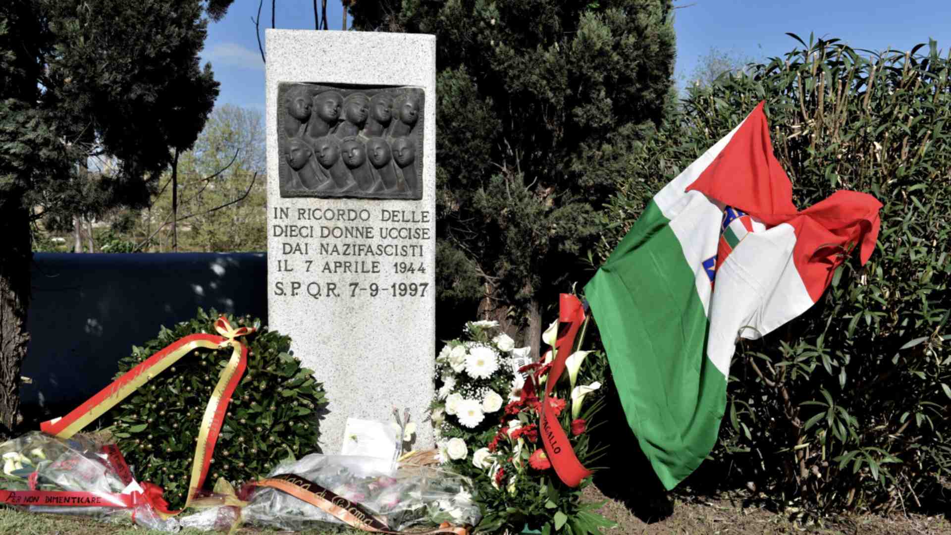 Il 12 dicembre, con la riapertura del Ponte e la sua intitolazione a san Francesco, la stele dedicata alle vittime del falso eccidio è scomparsa (foto Getty)