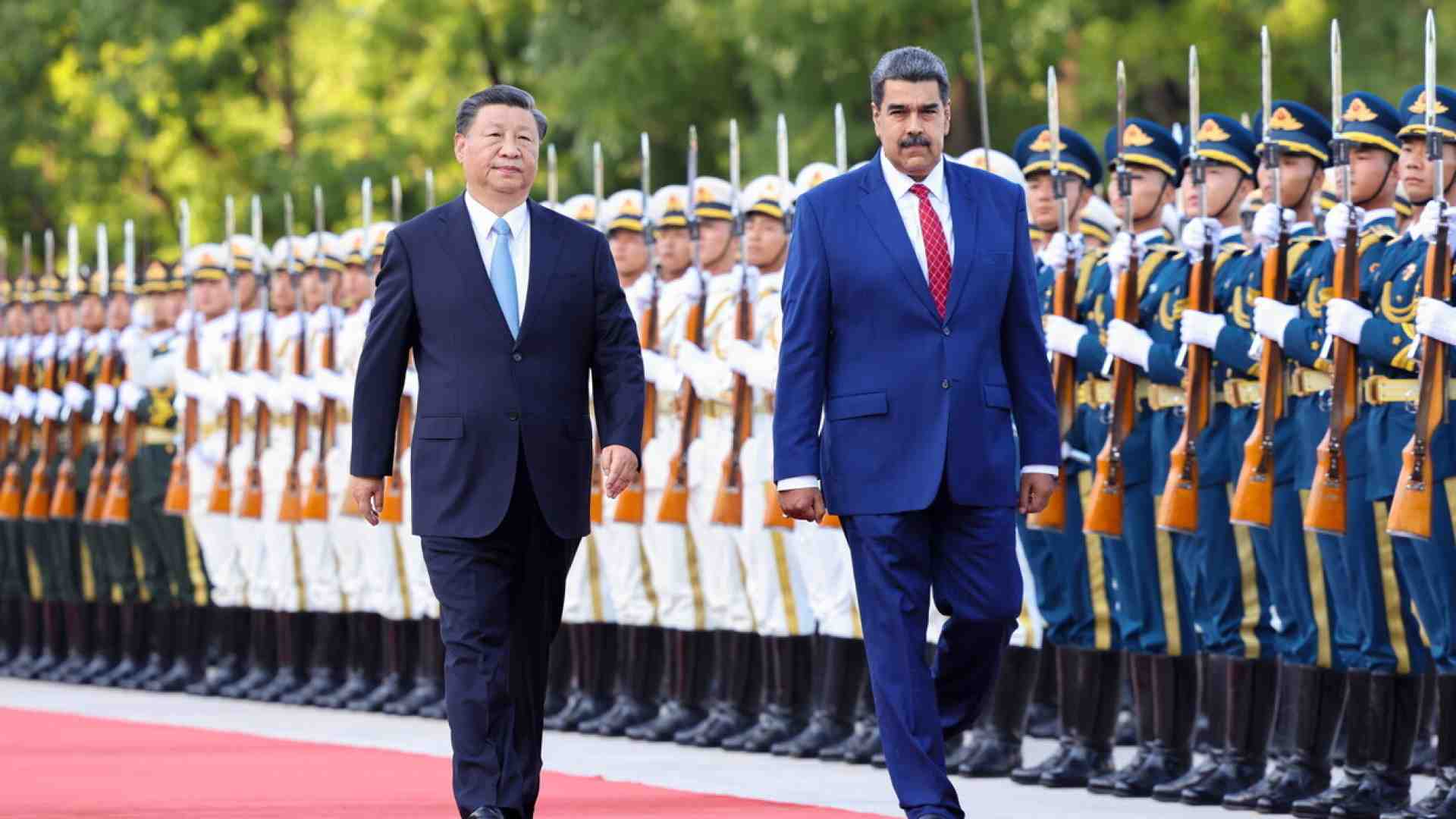 Xi e Maduro nel 2023 (foto Epa, via Ansa)