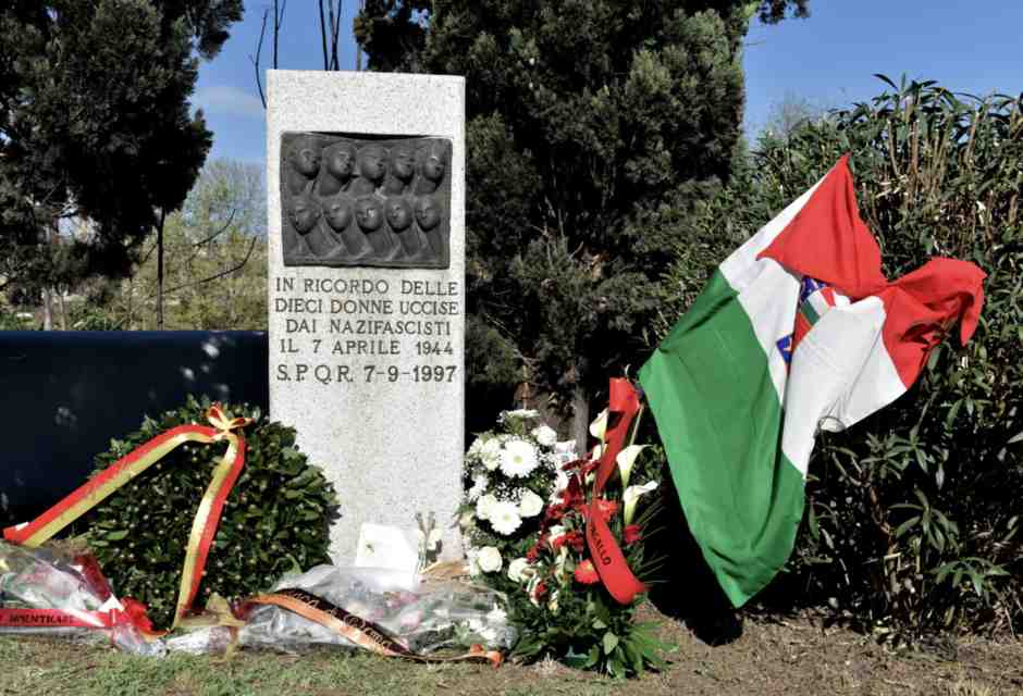 Il cinismo dei burloni, viaggio tra i grandi bluff. Tra le bufale c’è persino una strage