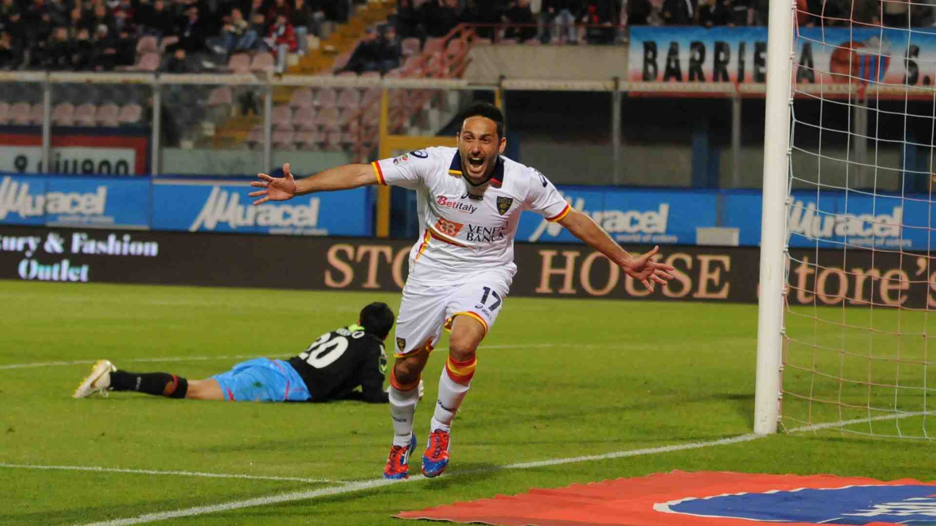 David Di Michele esulta dopo aver segnato al Catania con la maglia del Lecce. Era il 2012 (foto Ansa)