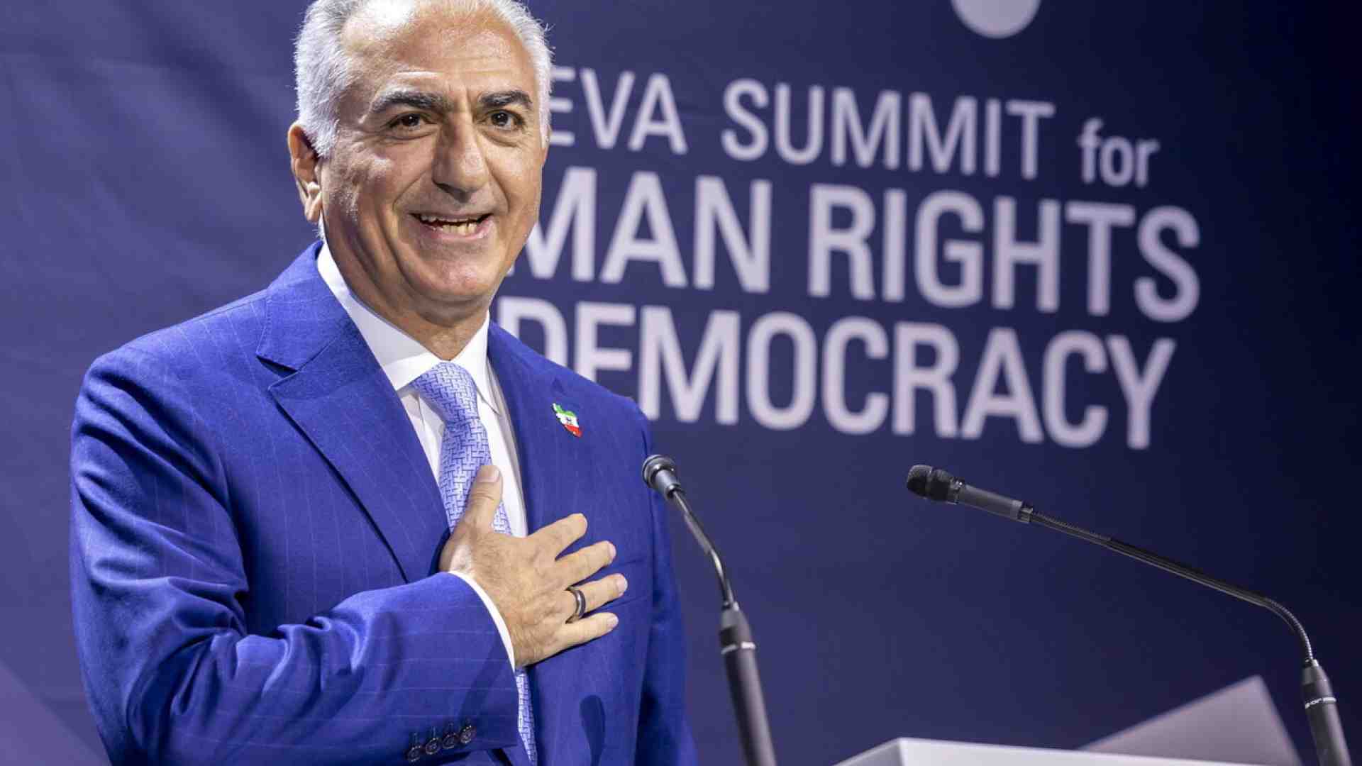 Nelle strade dell'Iran si (ri)fa il nome di Reza Pahlavi. Il piano e le ombre