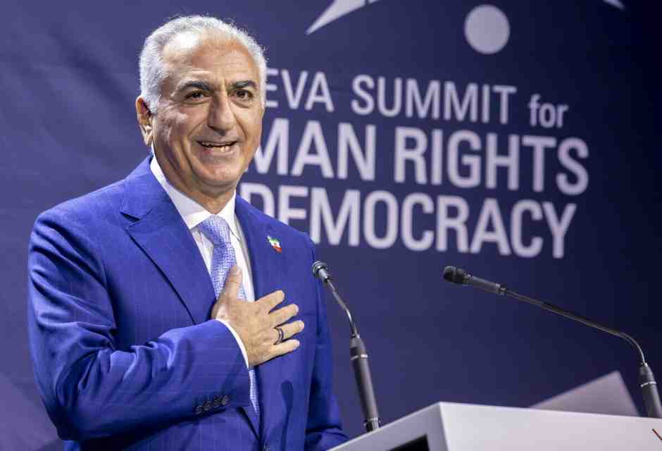 Nelle strade dell'Iran si (ri)fa il nome di Reza Pahlavi. Il piano e le ombre