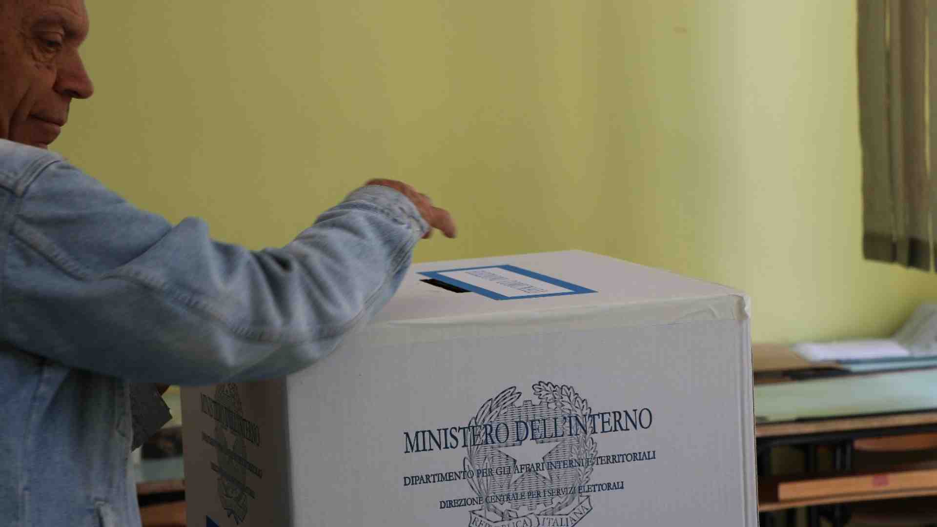 Il centrodestra vuole impedire brogli dall’estero al referendum. Tensioni con la Farnesina