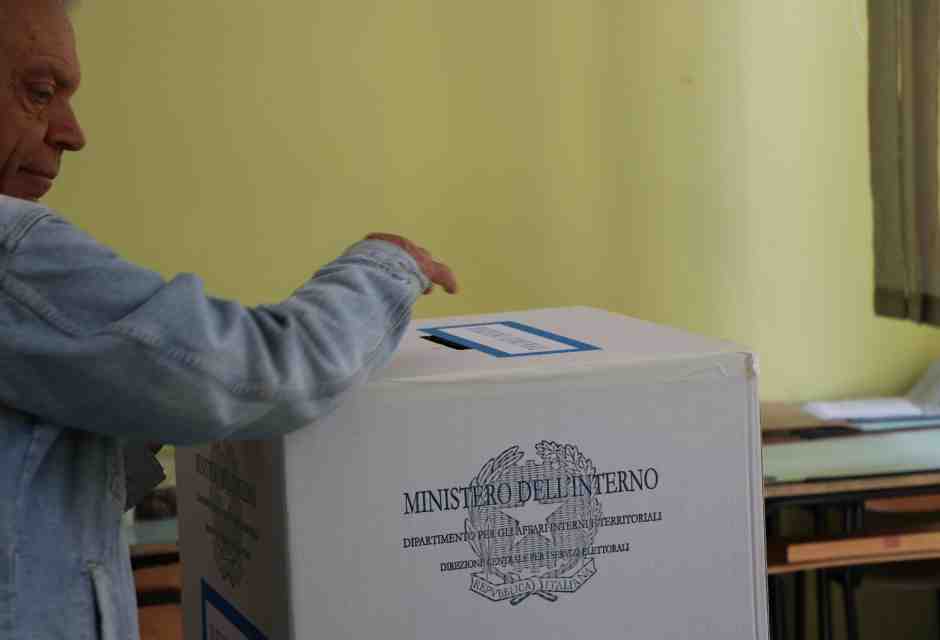 Il centrodestra vuole impedire brogli dall’estero al referendum. Tensioni con la Farnesina