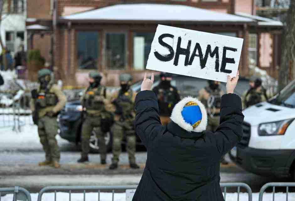 Donna uccisa da un agente dell'Ice a Minneapolis: negli Usa esplodono le proteste