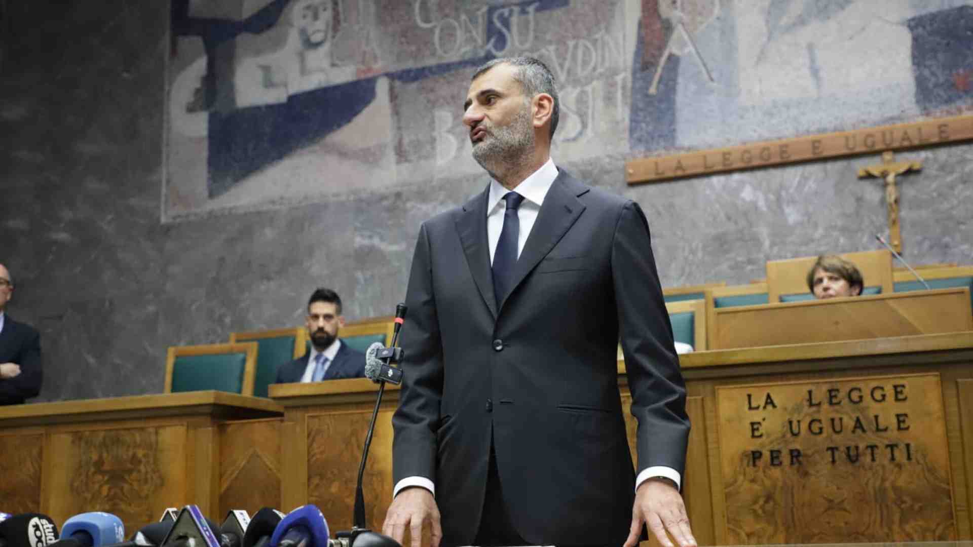 Decaro (cintura nera di Tetris) fa la sua giunta (con dentro il predecessore Emiliano)