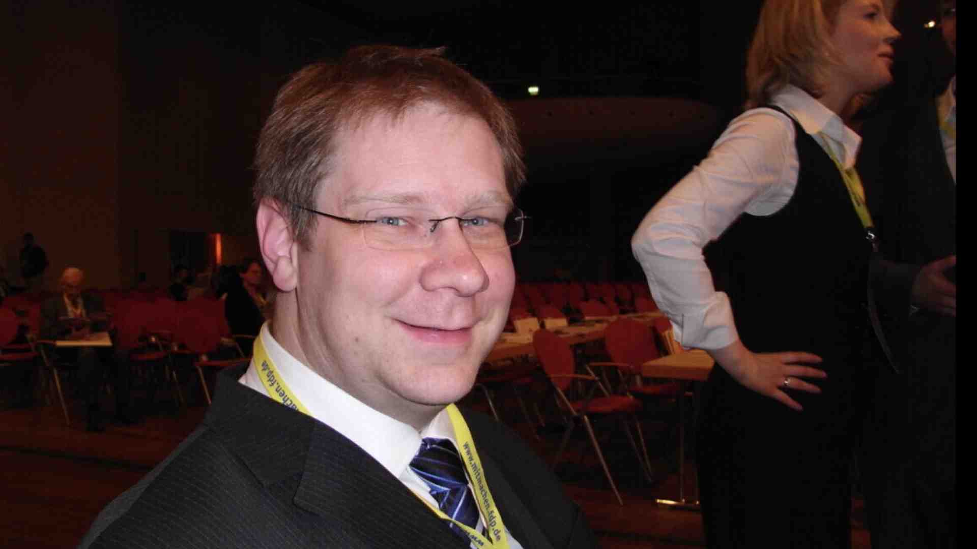 Brucia la casa del commissario tedesco contro l’antisemitismo (e altri roghi simbolici)