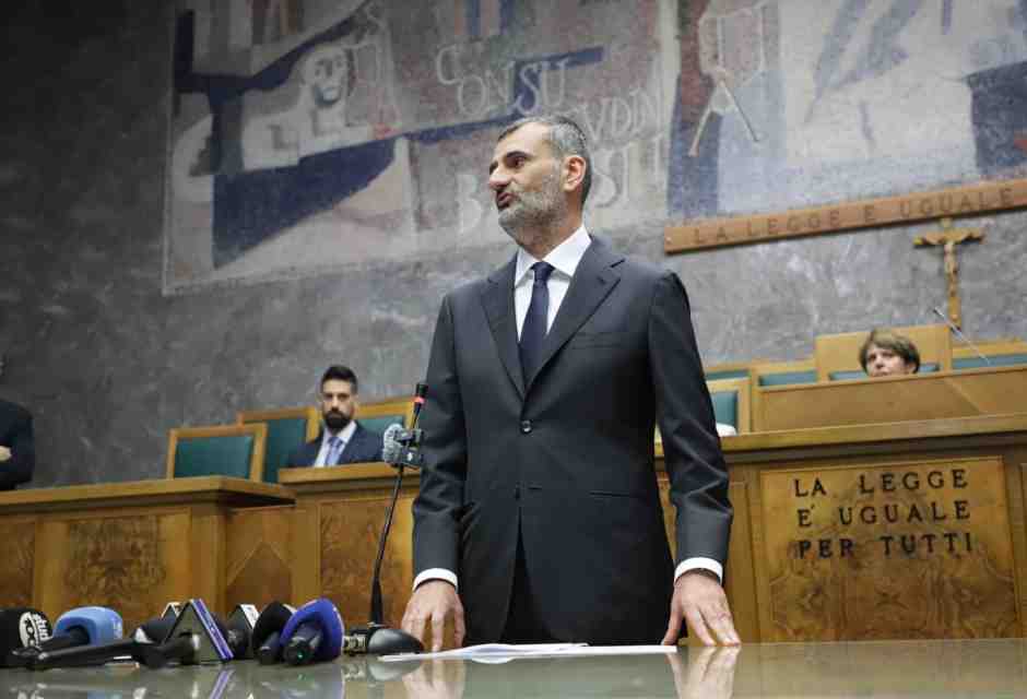 Decaro (cintura nera di Tetris) fa la sua giunta (con dentro il predecessore Emiliano)