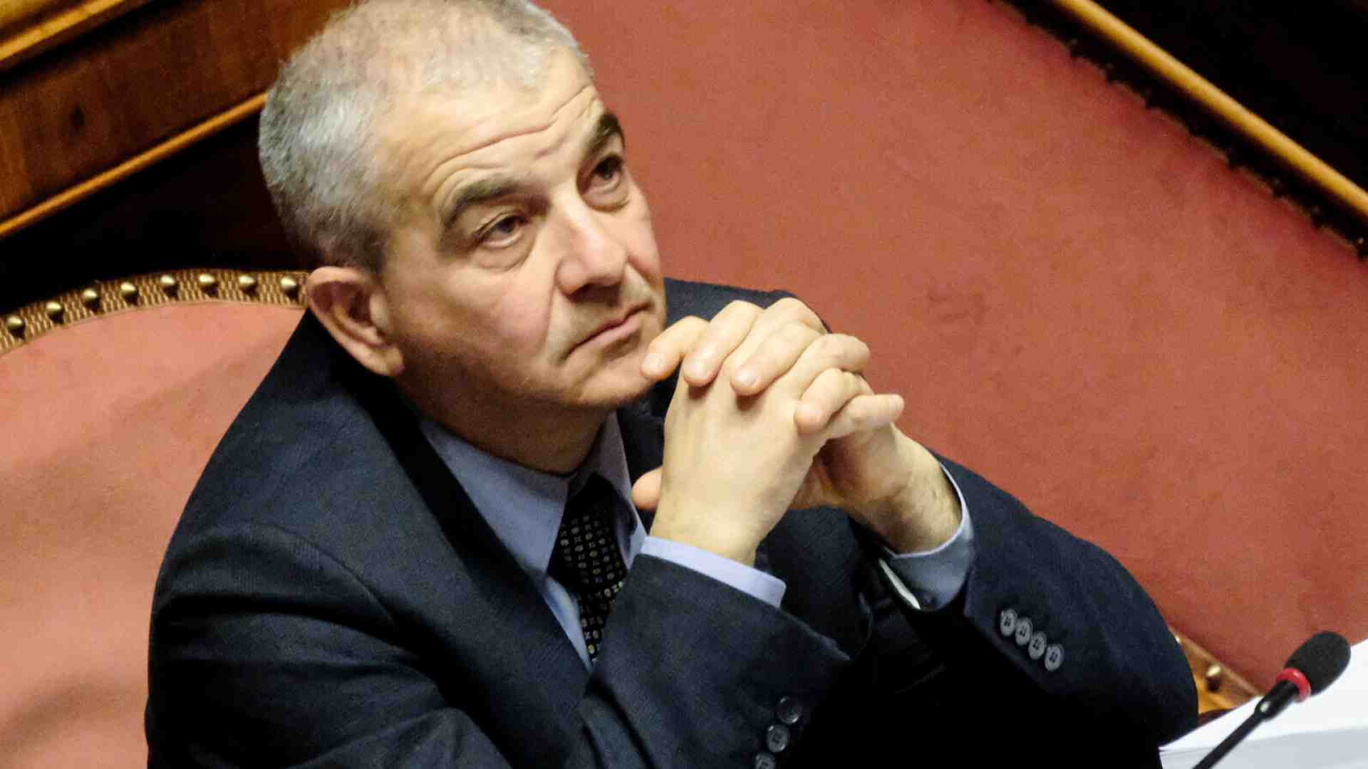 Fazzolari: "Draghi è la figura adatta per fare l'inviato speciale Ue in Ucraina. Fosse per noi sì"