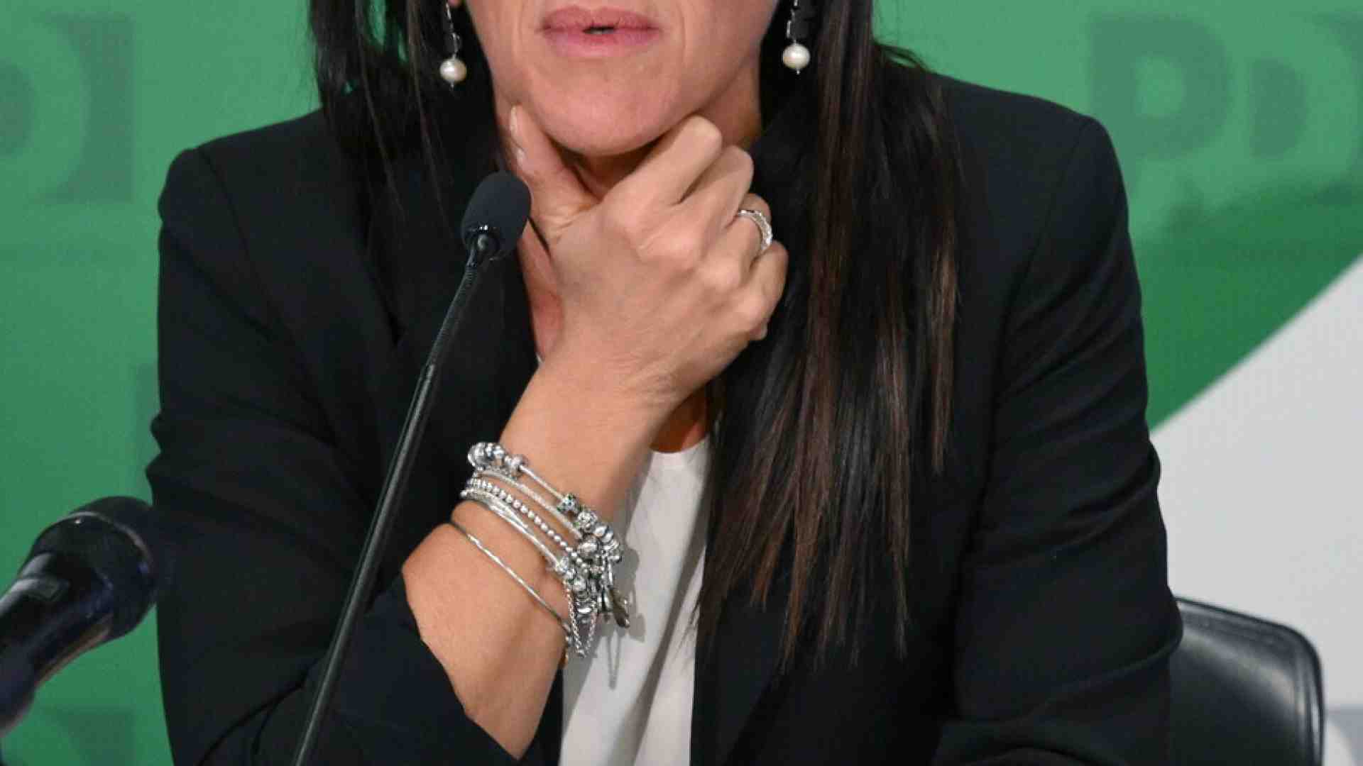 Quattordici capigruppo campani, tutti maschi. “Ci vuole uno shock”, dice la senatrice dem Valente