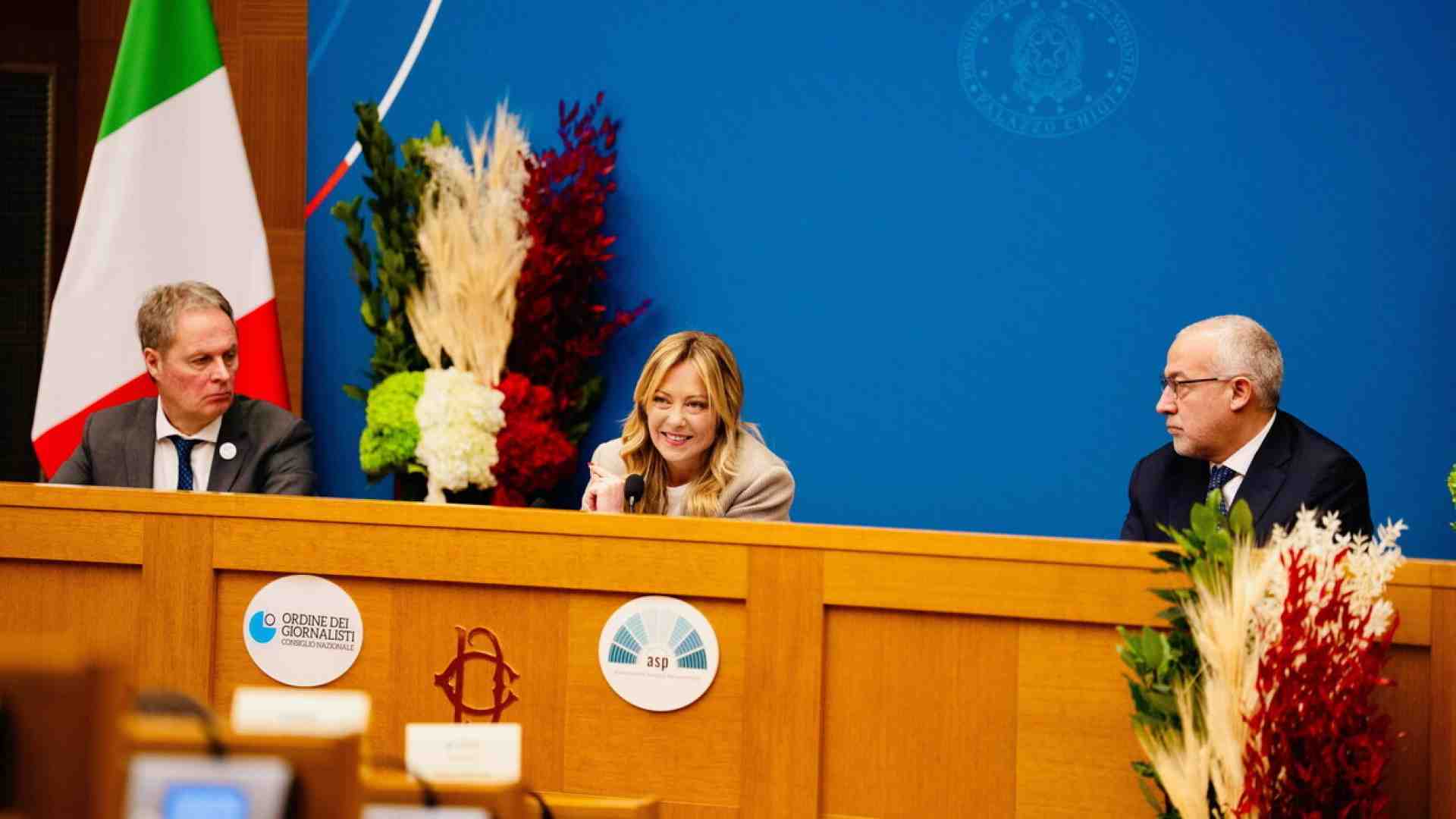 Meloni di mamma. Carezze per Crans-Montana e per la madre di Trentini. “La Ue parli con Russia”