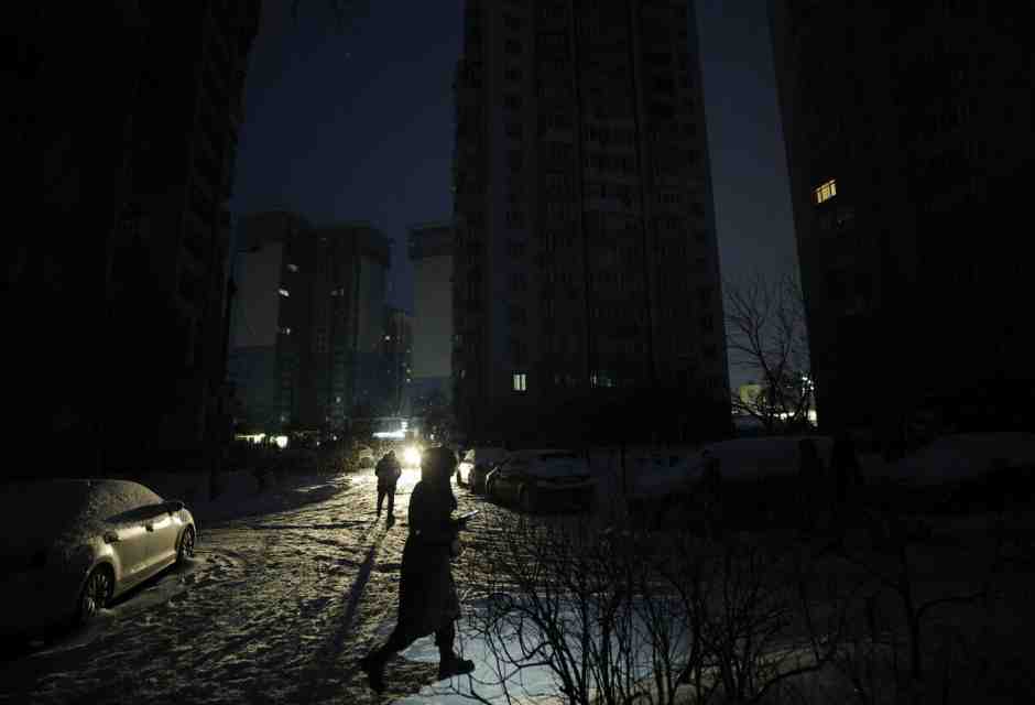 Kyiv rimane senza luce, riscaldamento e acqua. La risposta russa alla trattativa per la pace