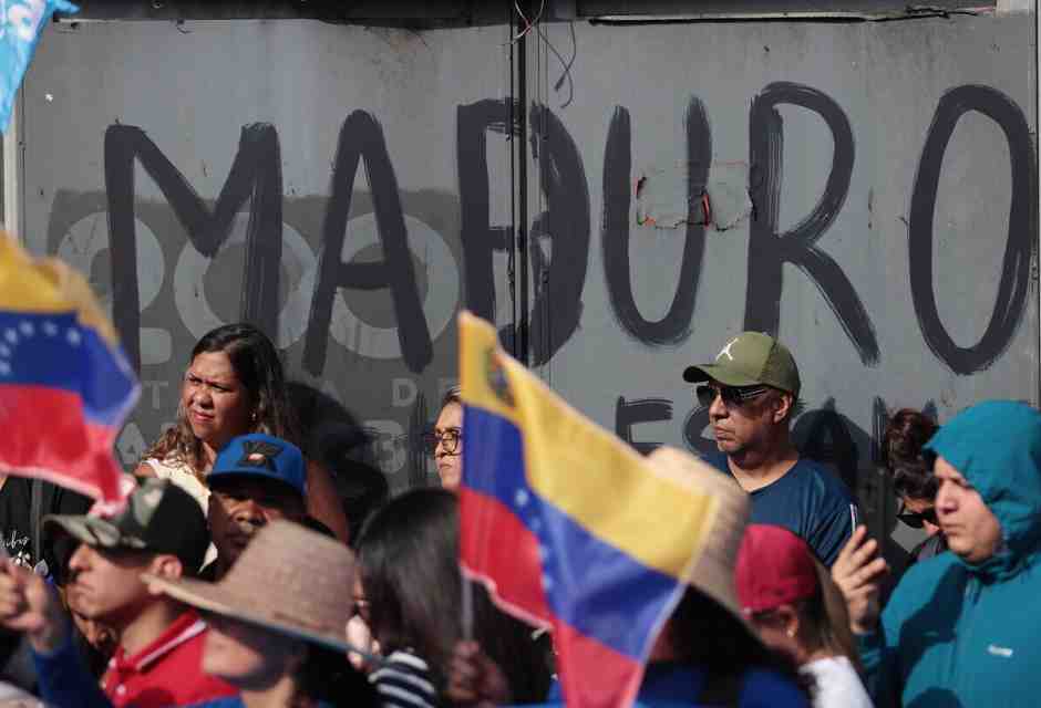 Chi sono i creduloni occidentali diventati le groupie dei regimi