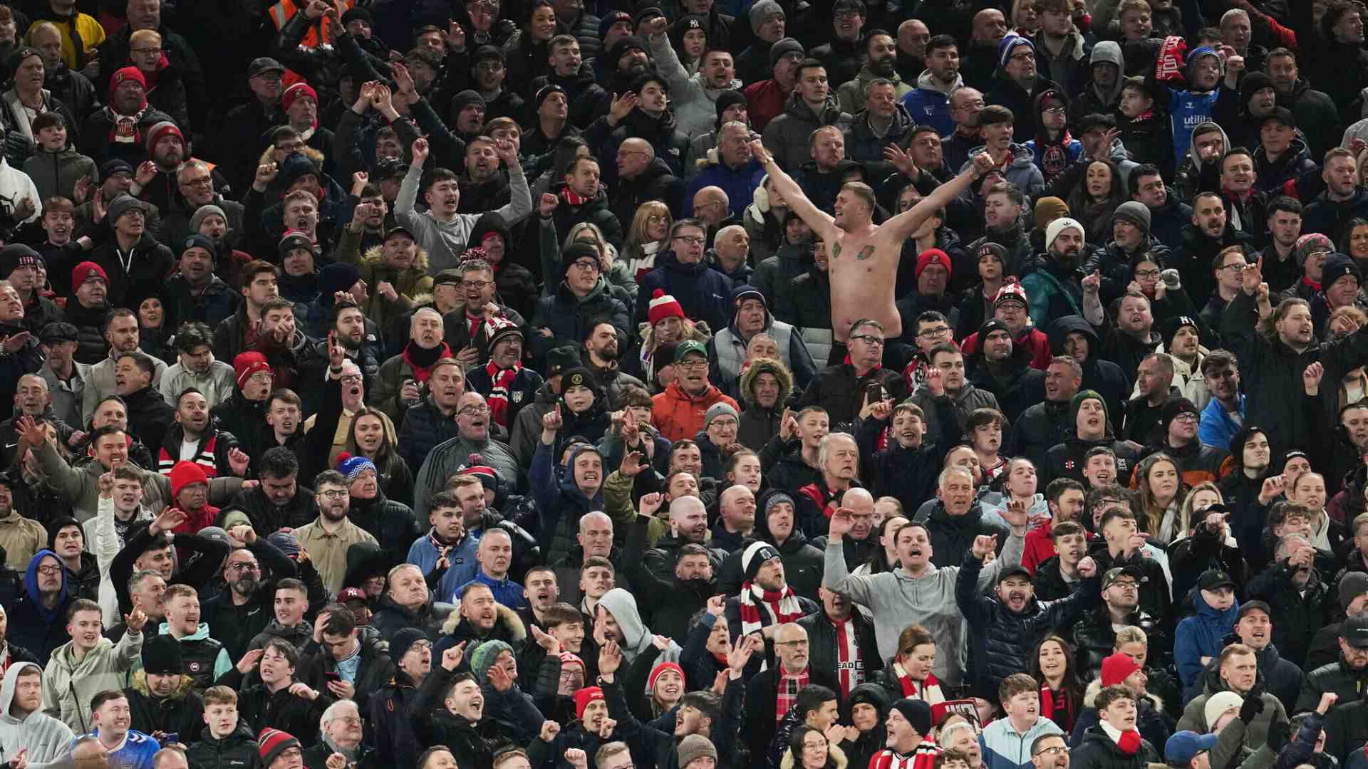 Nel Regno Unito tifare una squadra di calcio ha iniziato a costare troppo