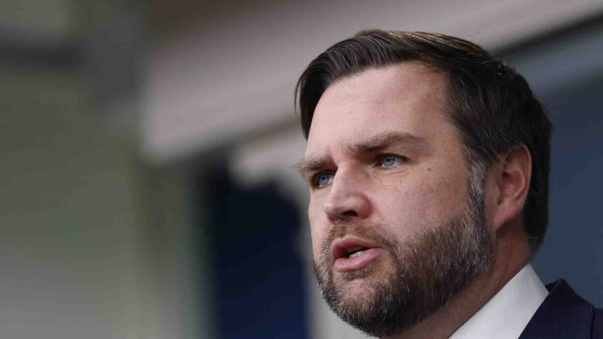 Le voci sulla successione a Trump lo stanno bruciando e così ora Vance si finge morto